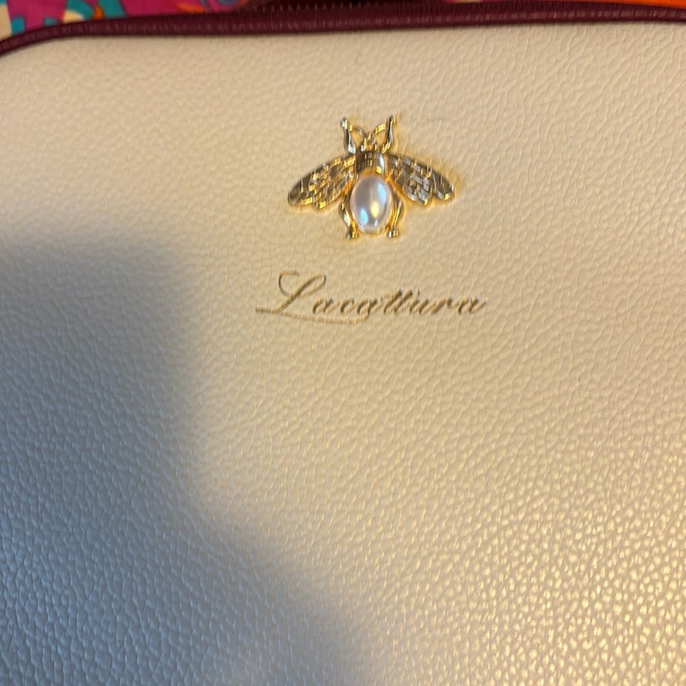 Beautiful travel bag for make up and accessories this is brand new,